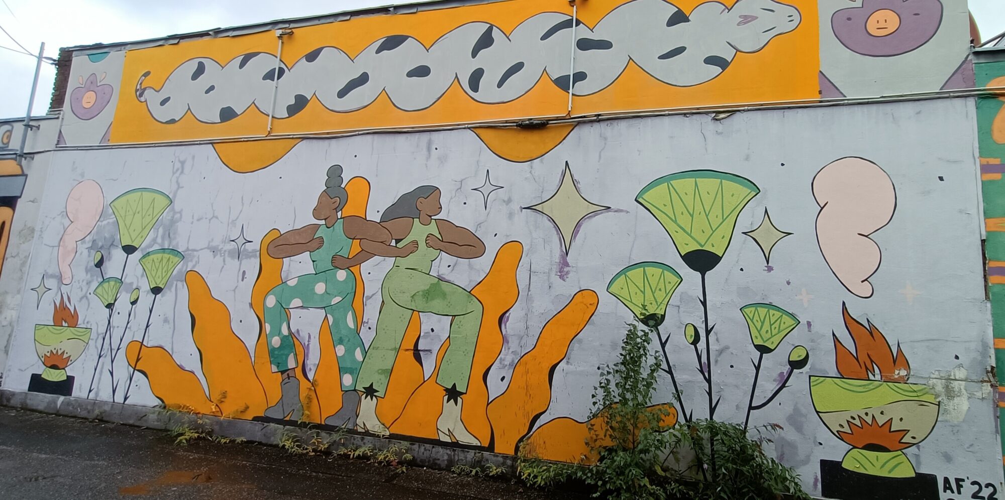Danseuses et fleurs rituelles par JuMu et Gizem Erdem — Street art de JuMu, Gizem Erdem à Köln