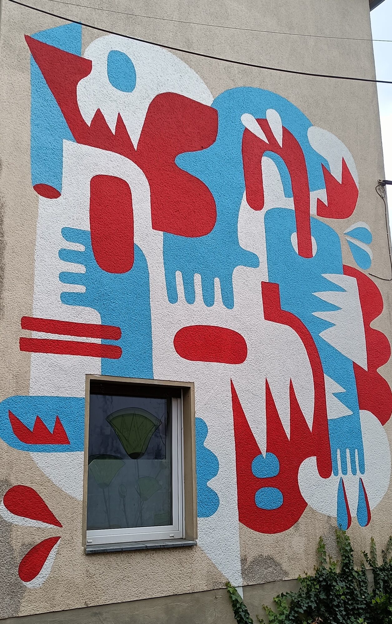 Totem abstrait rouge, bleu et blanc — Street art à Köln