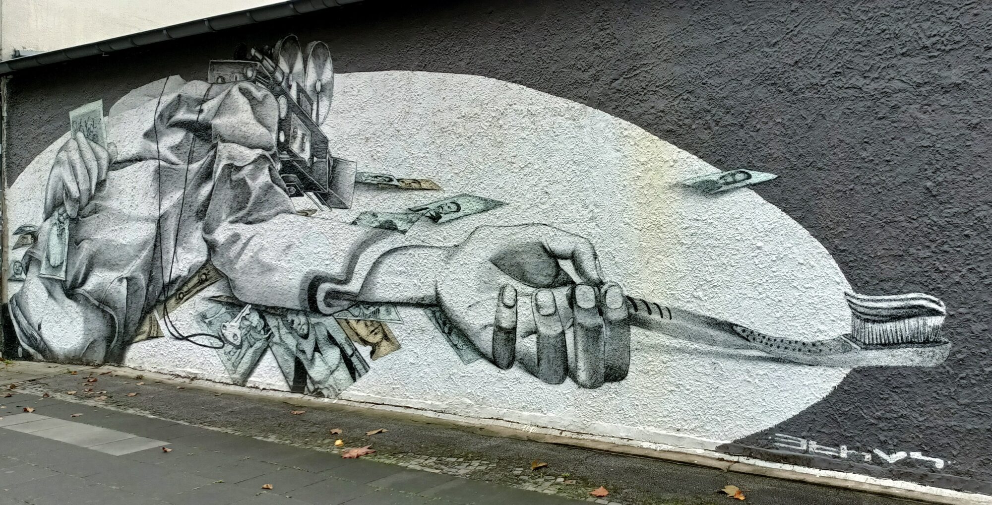 Mains, billets et brosse à dents, fresque de Claudio Ethos — Street art de Claudio Ethos à Köln
