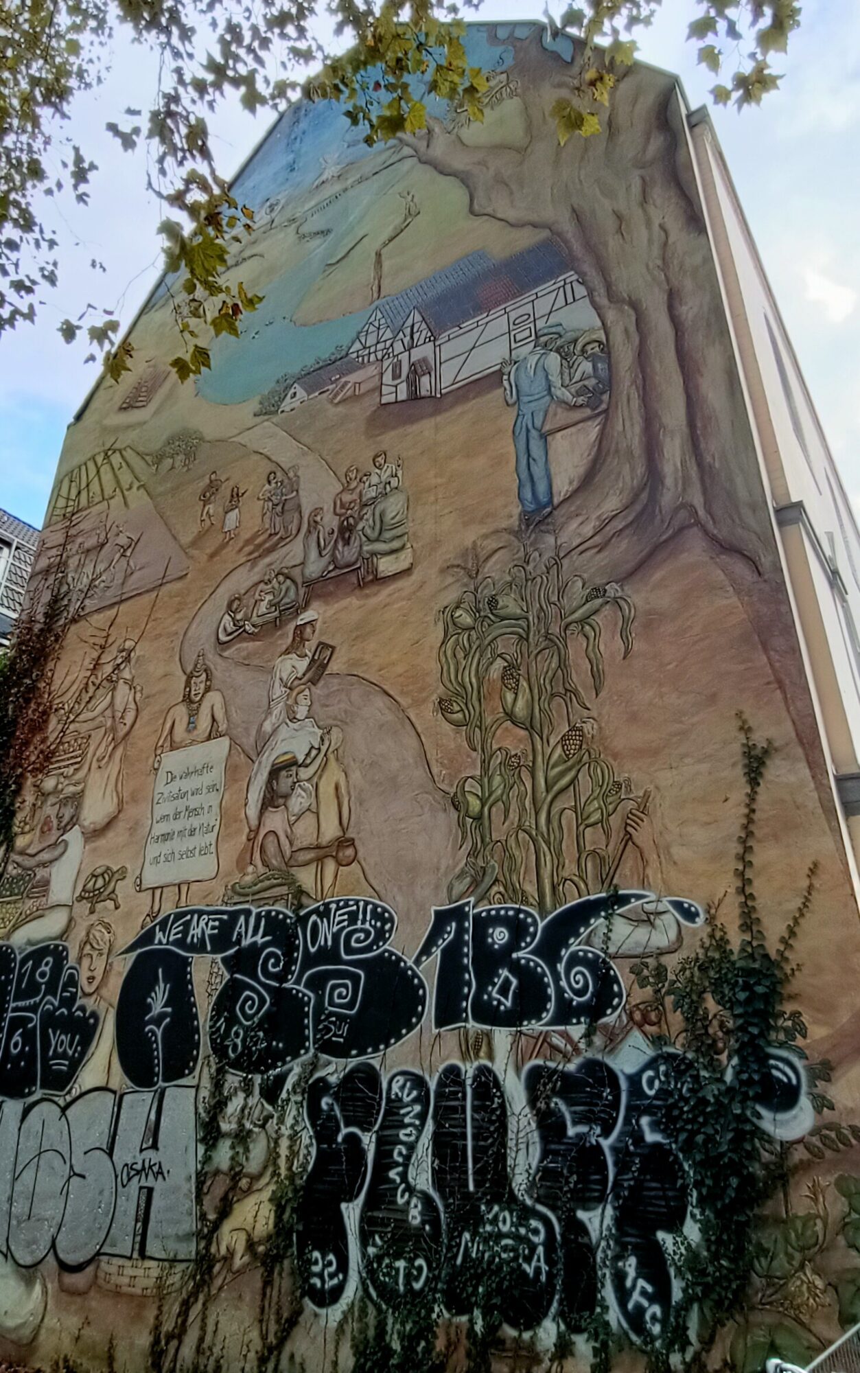 Fresque en relief de la vie en harmonie — Street art à Köln