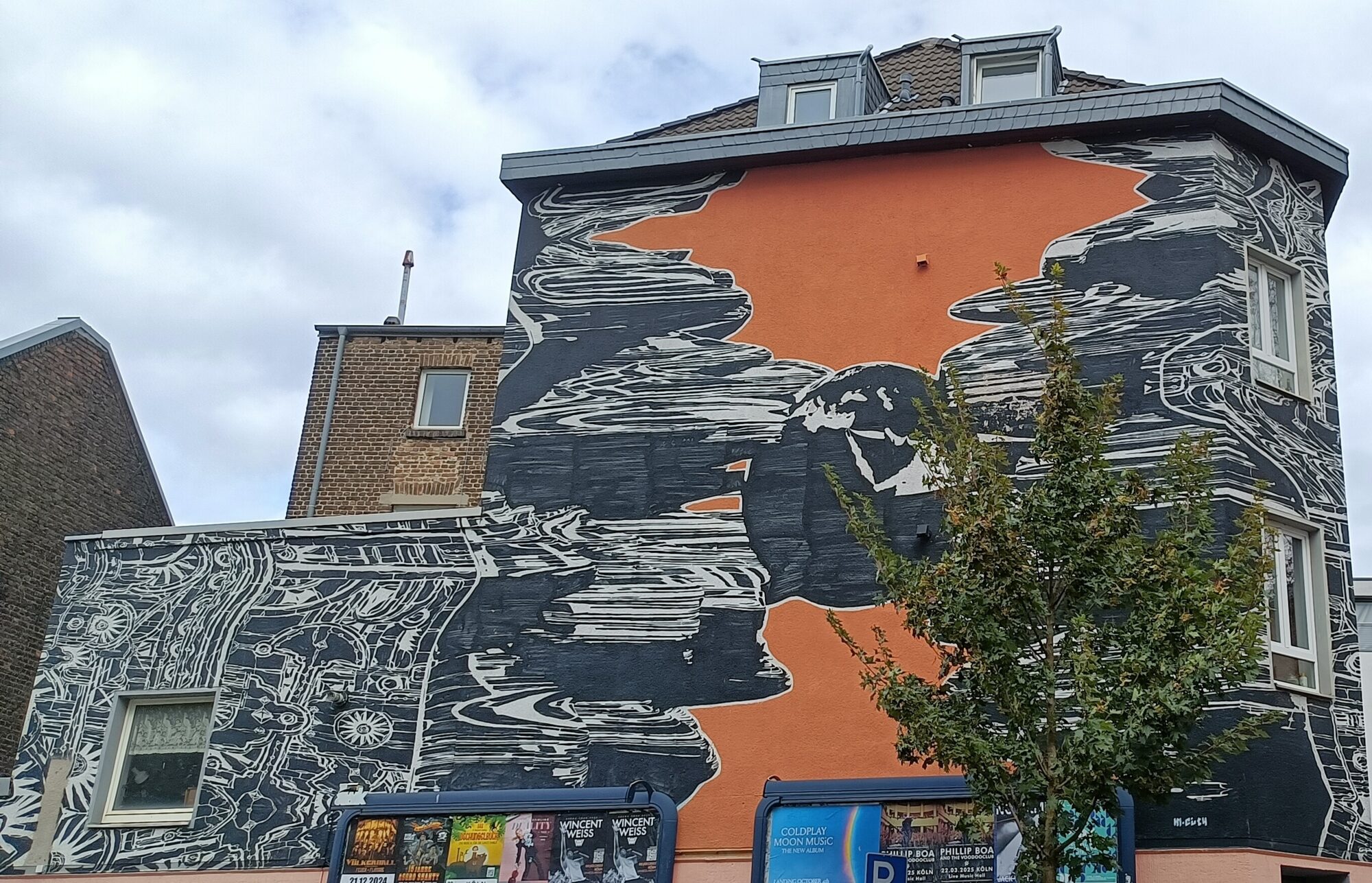 Globe terrestre et engrenages par M-City — Street art de M-CITY à Köln