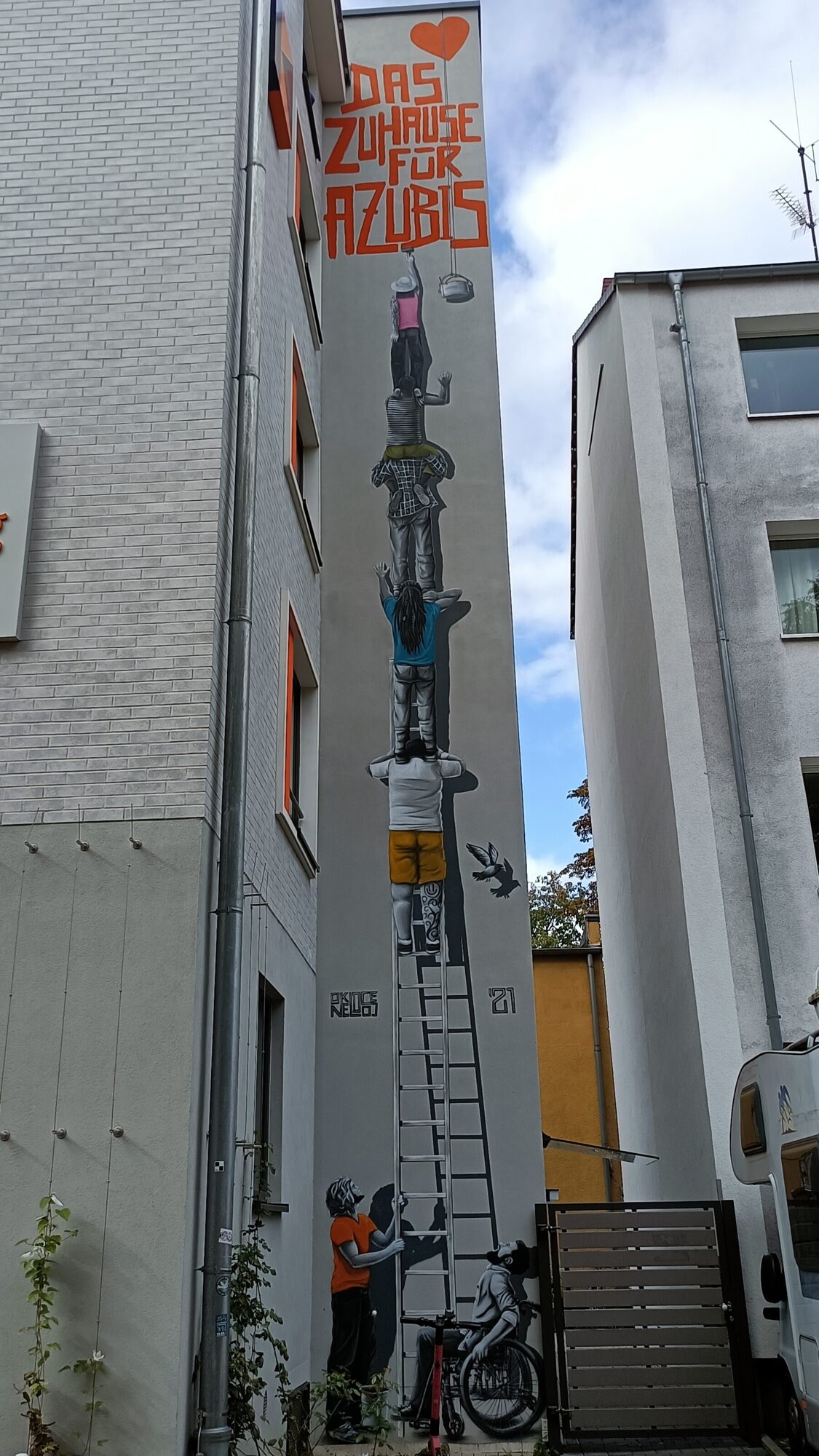 Das Zuhause für Azubis, la pyramide humaine d'Onkel Dose — Street art de Onkel Dose à Köln