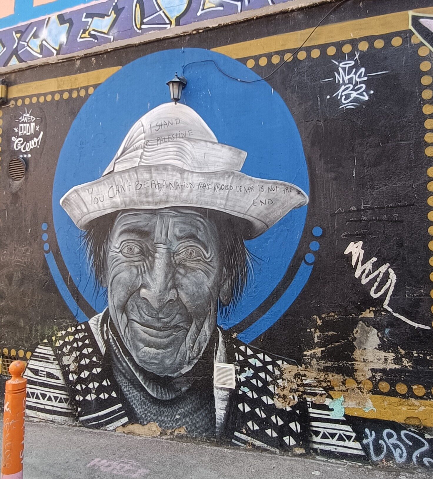 Vieil homme au chapeau de journal — Street art à Marseille
