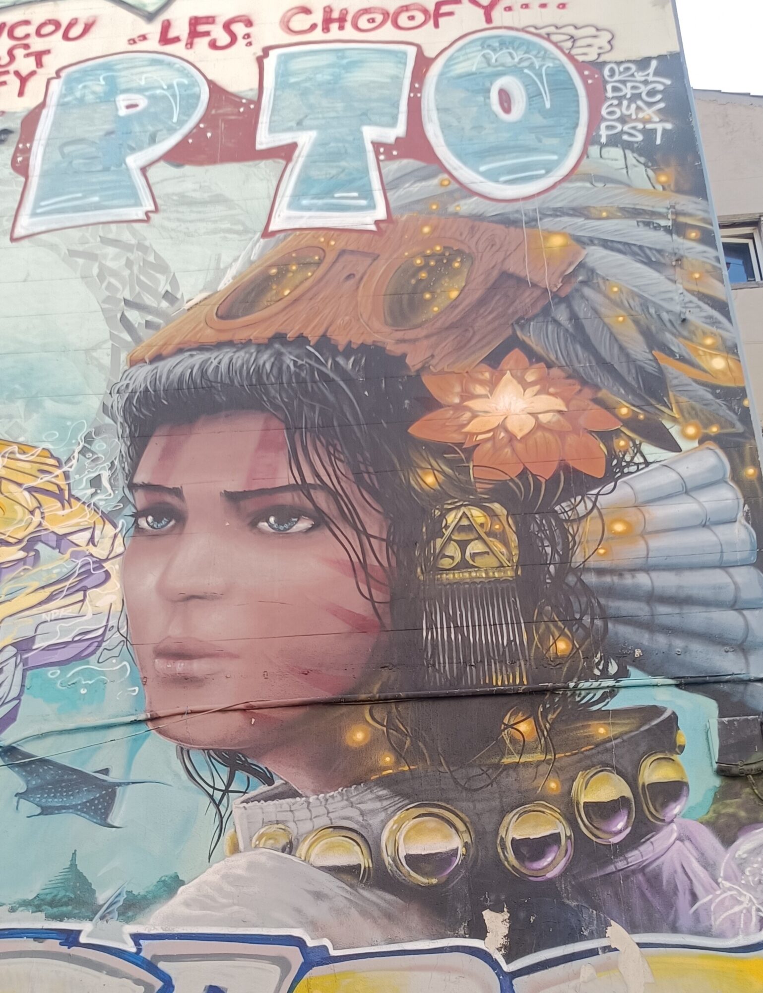Femme à la coiffe cérémonielle — Street art à Marseille