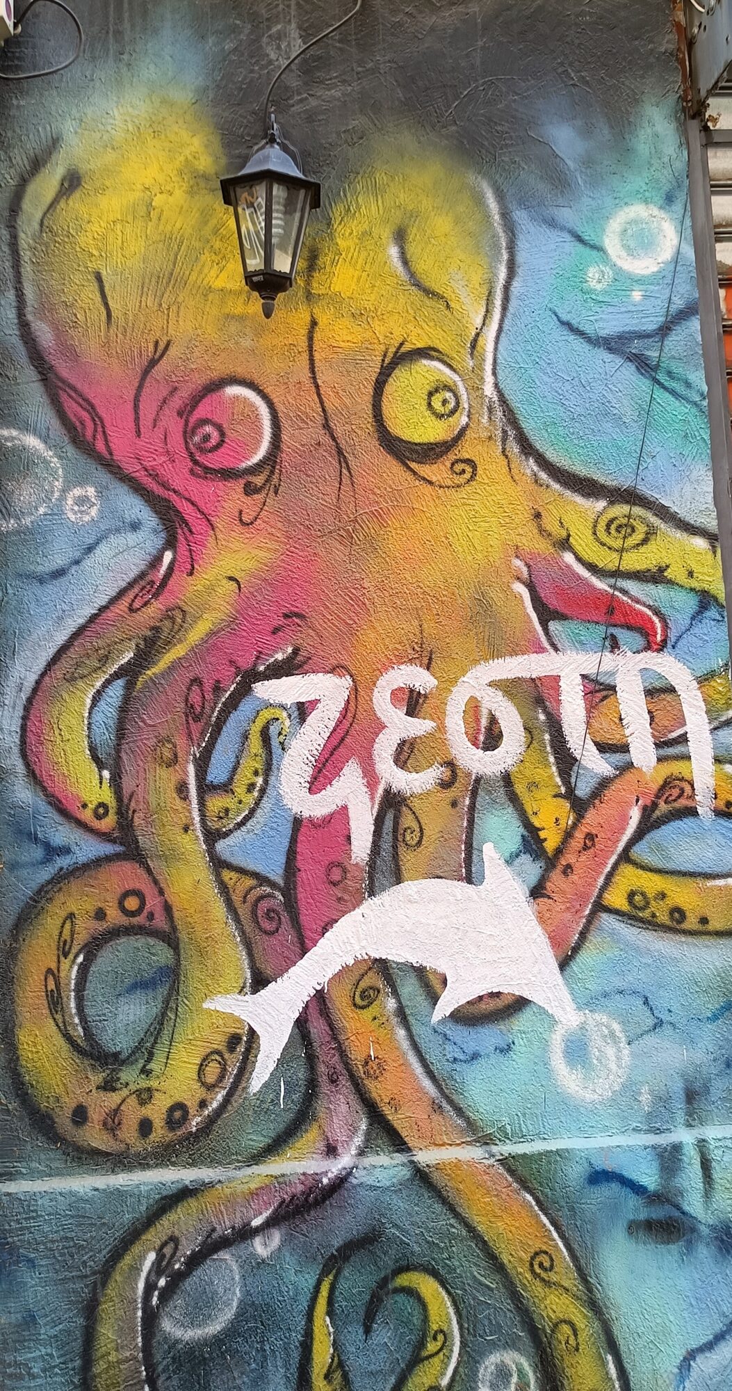Yellow and pink wide-eyed octopus — Street art in Marseille