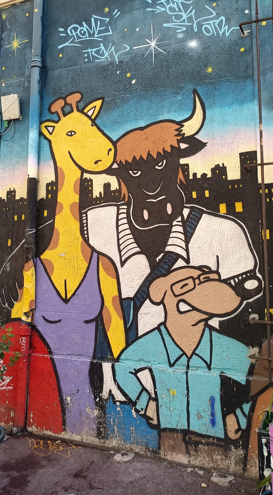 Giraffe, bison and dog family portrait — Street art in Marseille