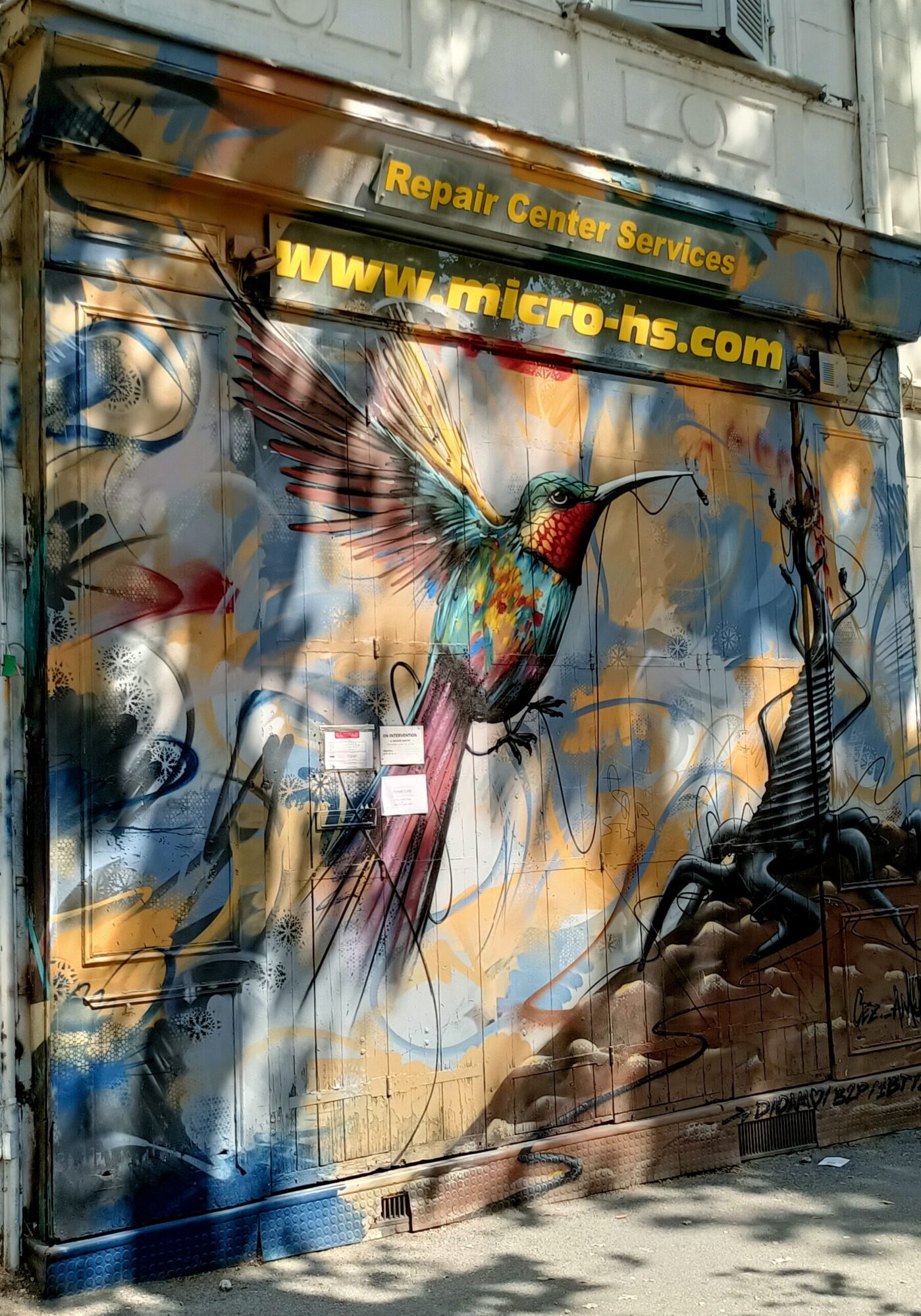 Hummingbird on a roller shutter — Street art in Marseille