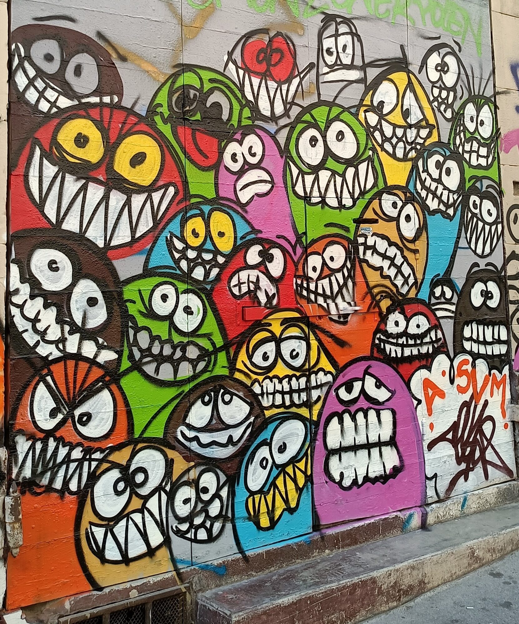Foule de monstres sur porte de garage — Street art à Marseille