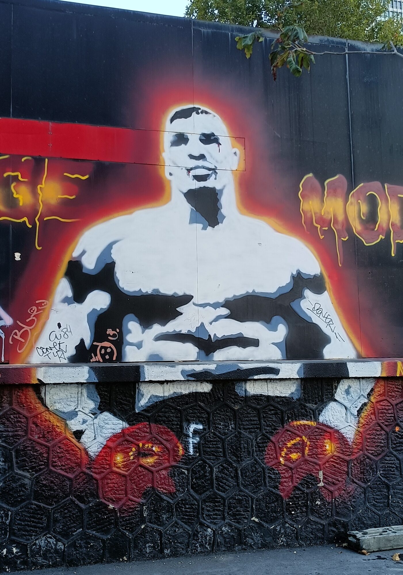 Stencilled boxer with an orange halo — Street art in Marseille