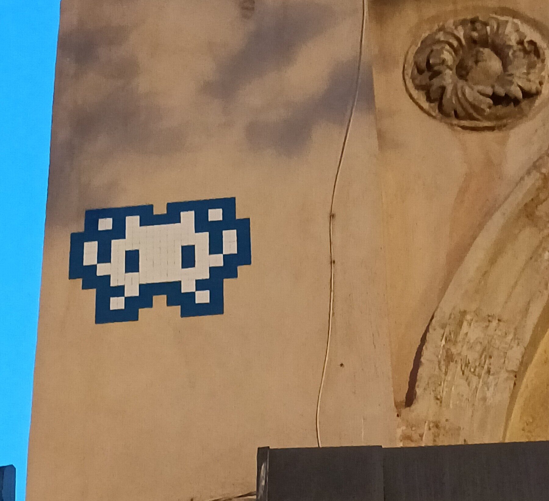 MARS_36, Space Invader bleu du cours Belsunce — Street art de Invader à Marseille