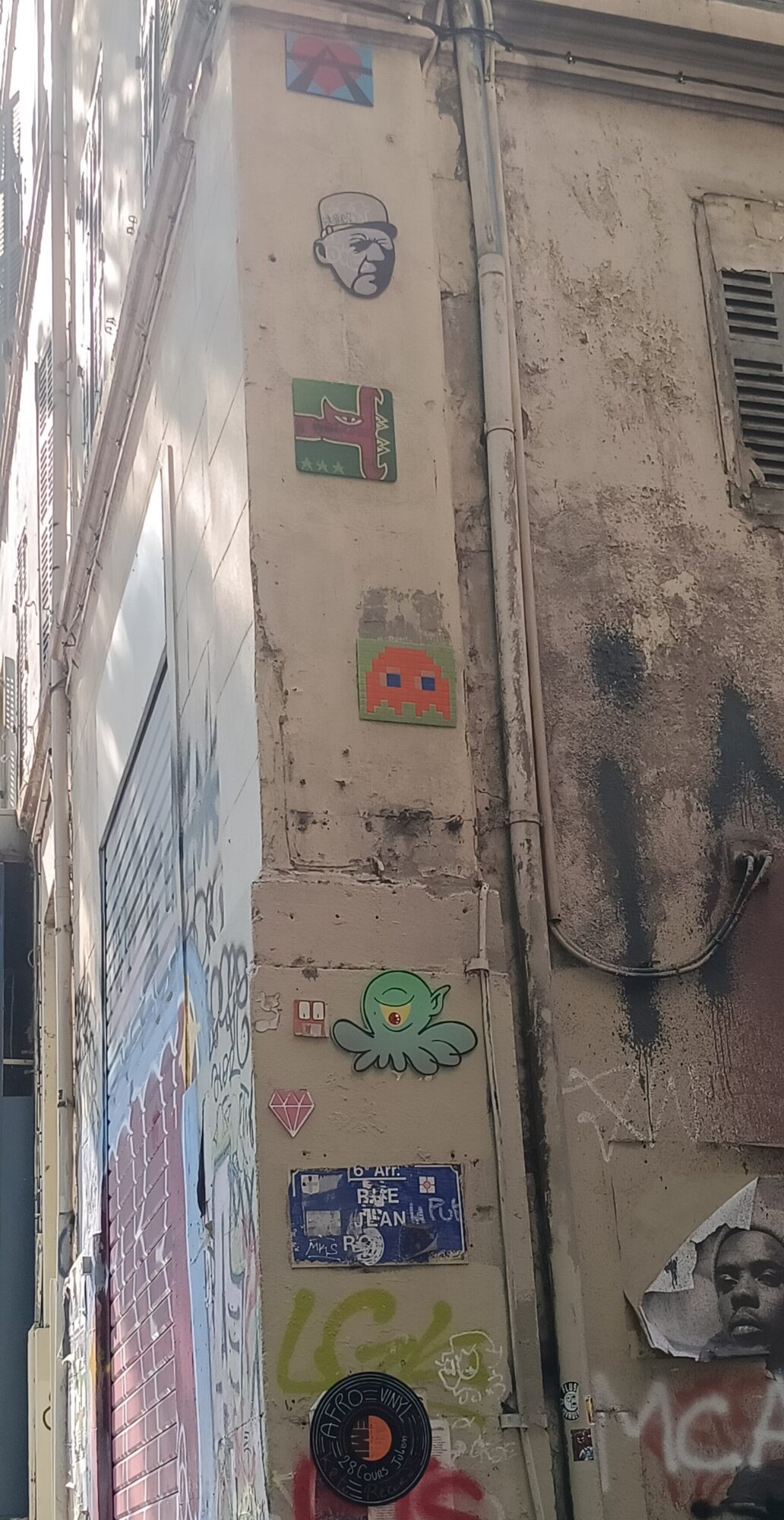 MARS_07, Space Invader de la rue Jean Roques — Street art de Oré, Invader, A2, Gzup à Marseille