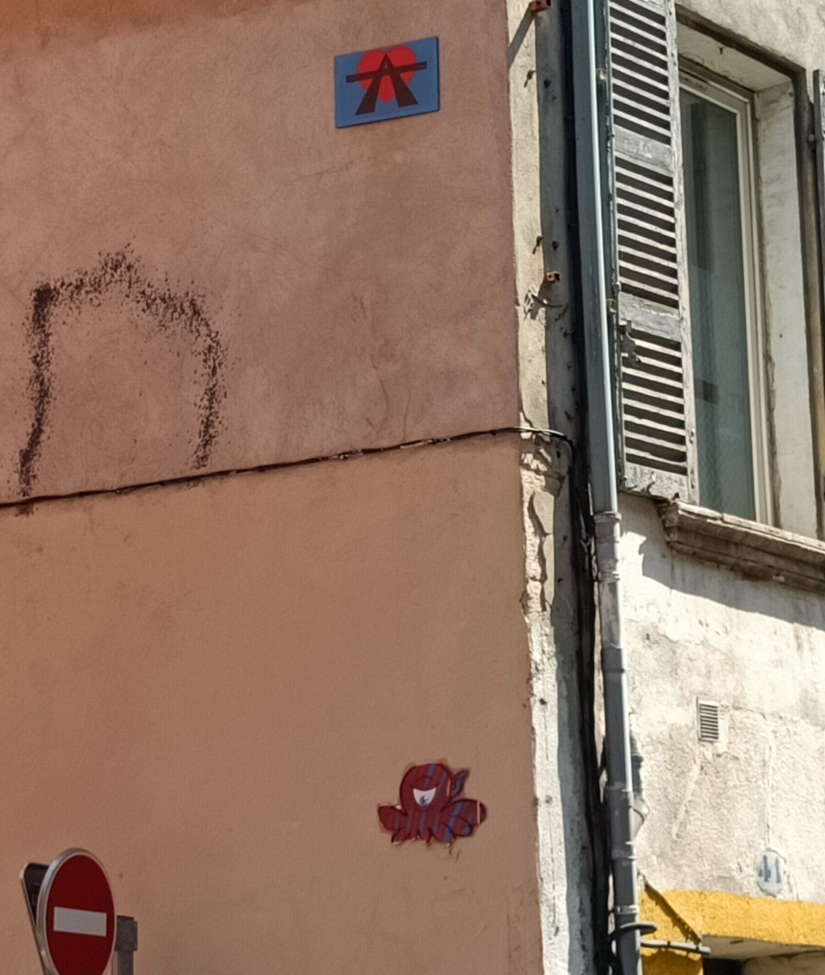 Panneau au coeur rouge et pieuvre — Street art de A2, Gzup à Marseille