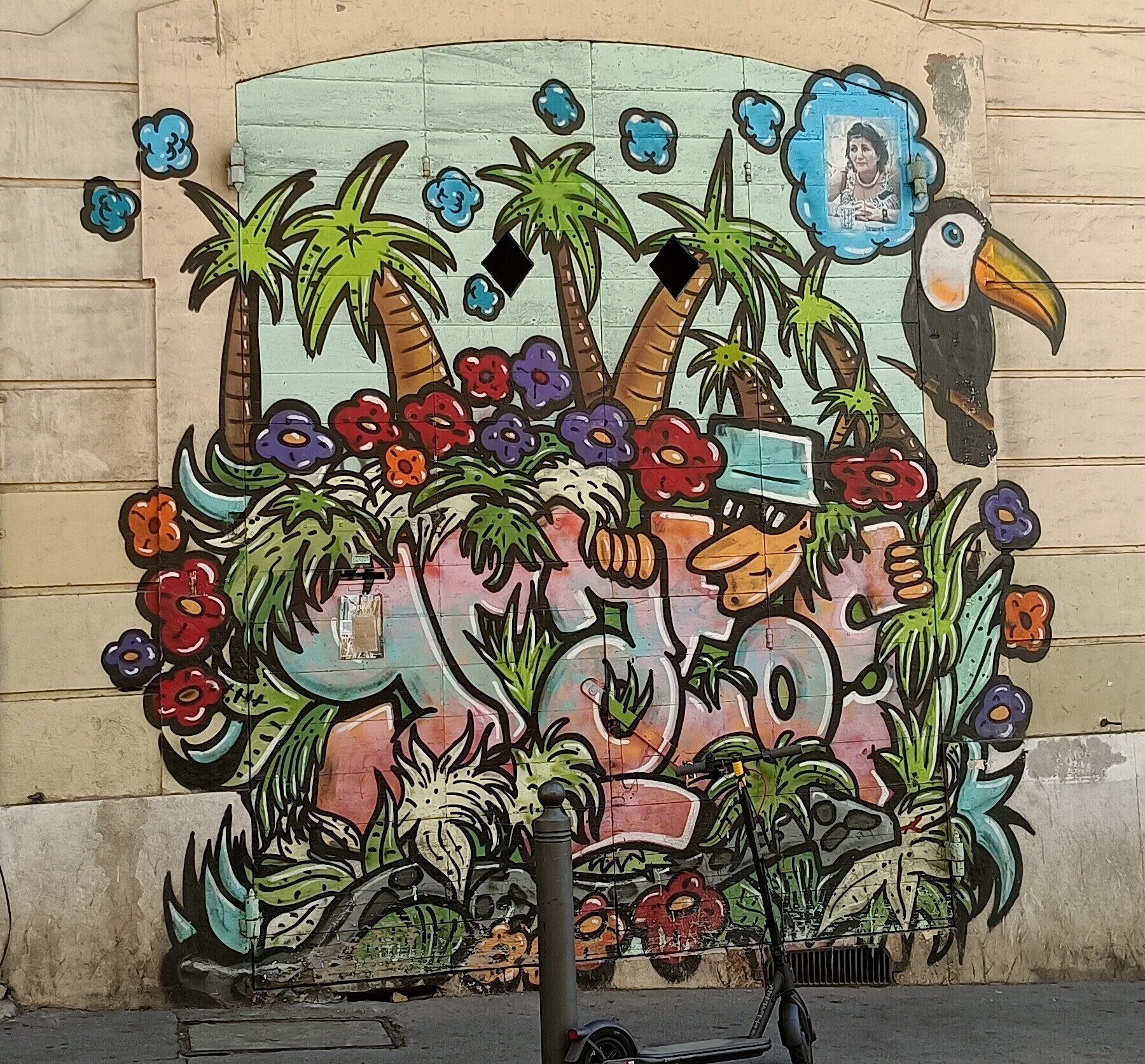 Jungle and Toucan on a Carriage Door — Street art in Marseille