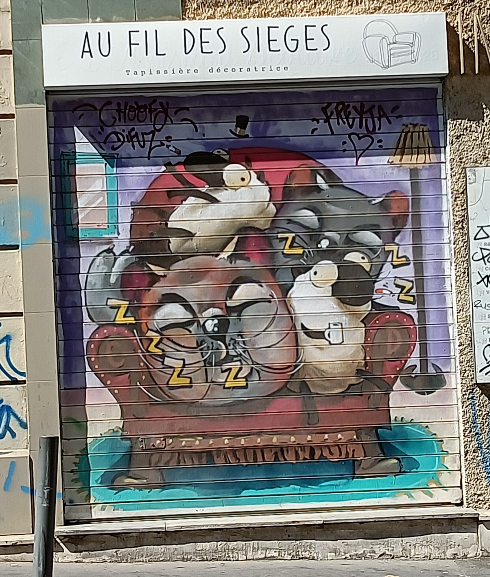 Sieste en fauteuil chez le tapissier — Street art à Marseille