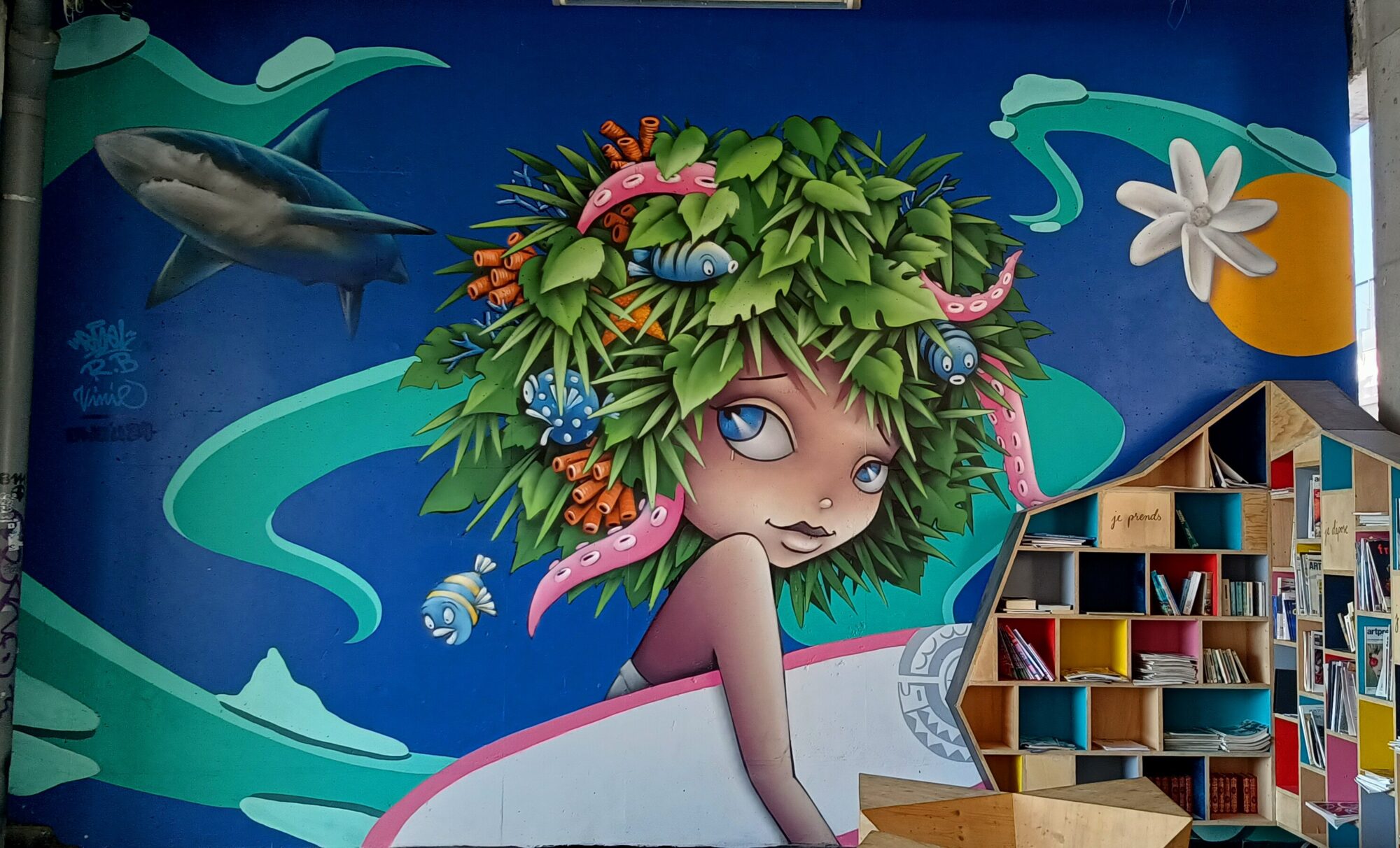 Fillette aux cheveux d'algues et requins — Street art de Vinie à Marseille
