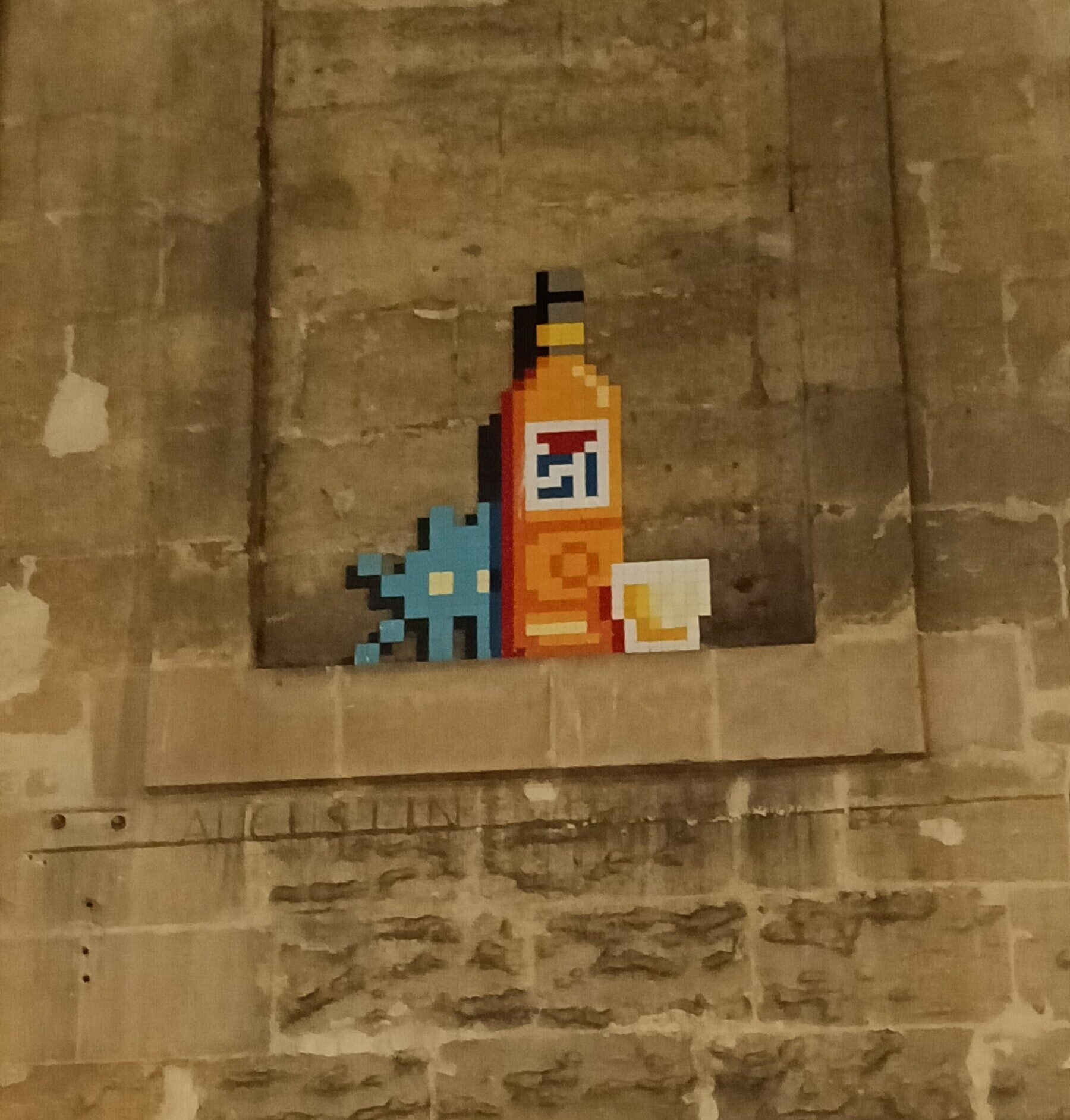 Nature morte au pastis en mosaïque — Street art de Invader à Marseille