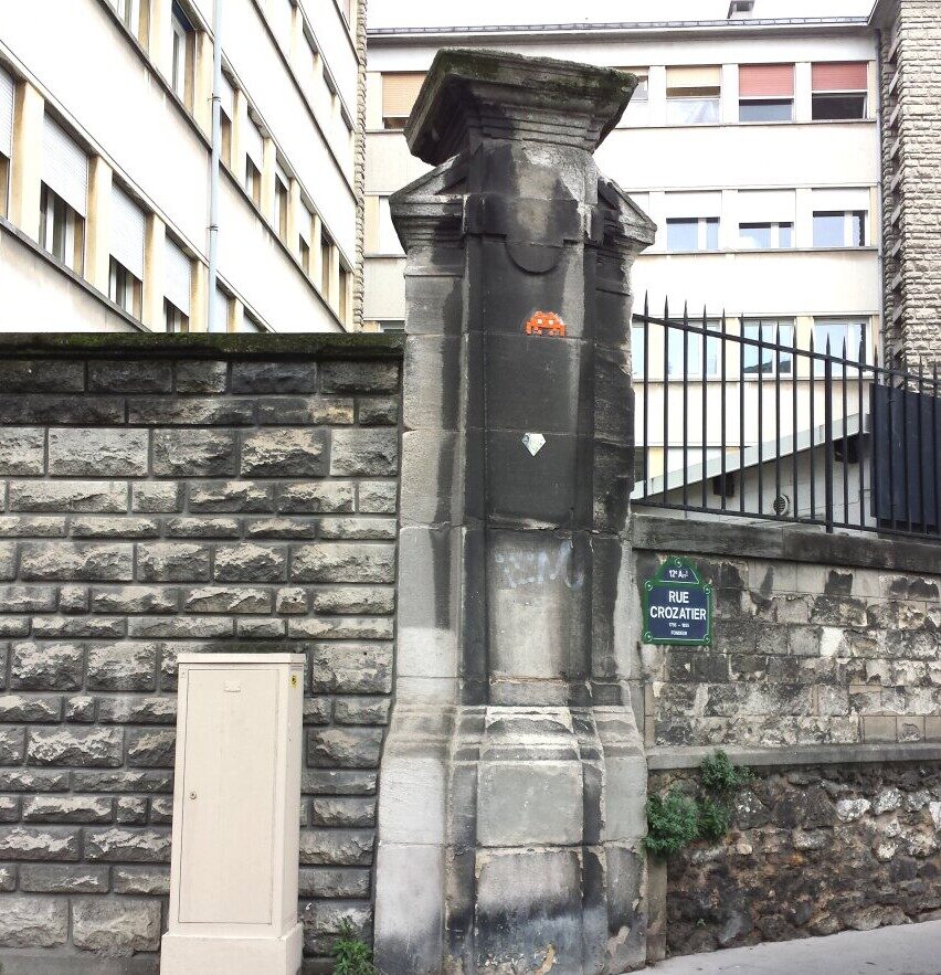 PA_15, Space Invader de l'angle de la rue Crozatier — Street art de Invader à Paris