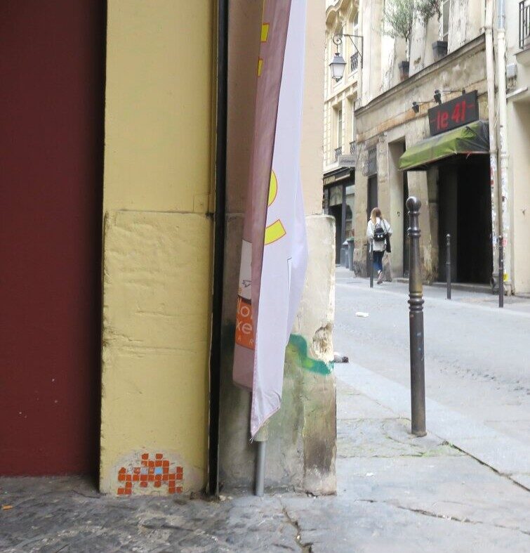 PA_30, Space Invader orange de la rue Quincampoix — Street art de Invader à Paris