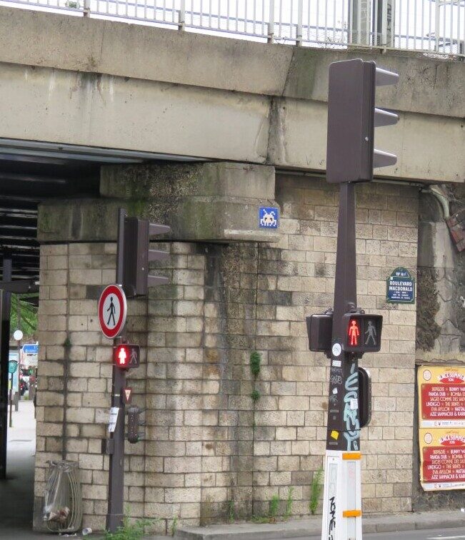 PA_41, Space Invader de l'avenue Corentin-Cariou — Street art de Invader à Paris