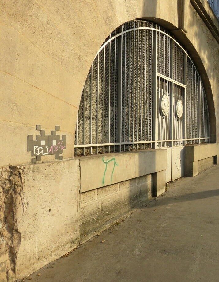 PA_102, Space Invader on Boulevard de l'Hôpital — Street art by Invader in Paris