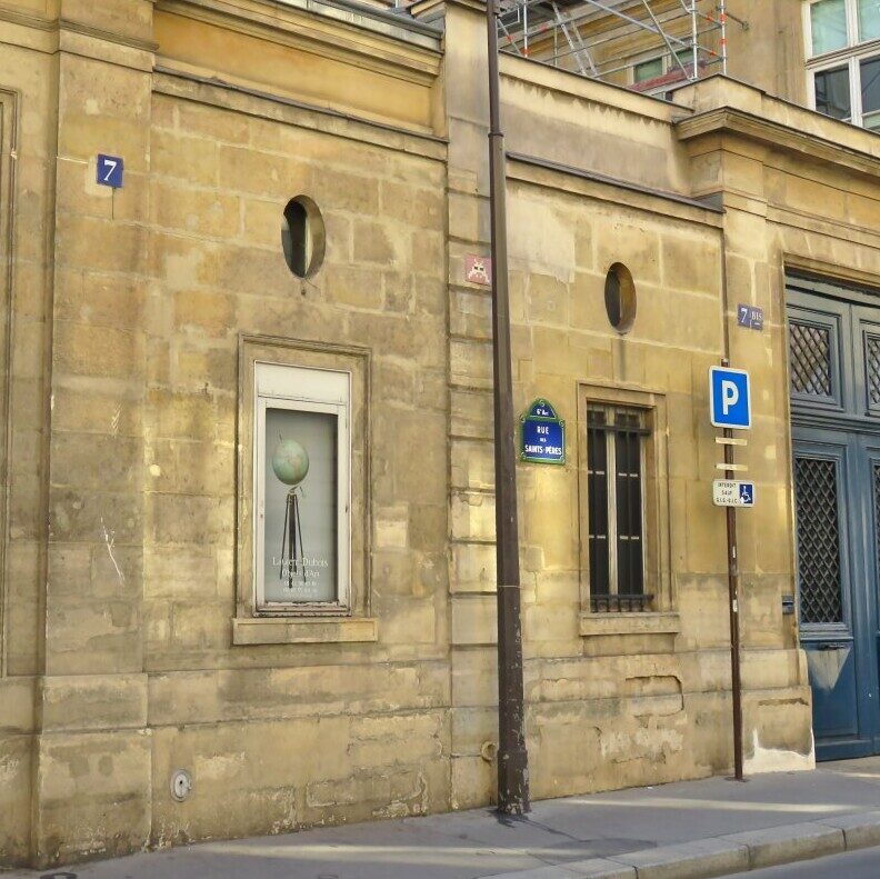 PA_121, Space Invader on Rue des Saints-Pères — Street art by Invader in Paris