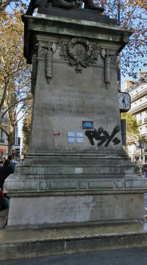 PA_46, Space Invader de la statue de Danton — Street art de Invader à Paris