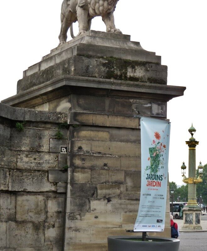 PA_152, Space Invader on the Jeu de Paume Terrace — Street art by Invader in Paris