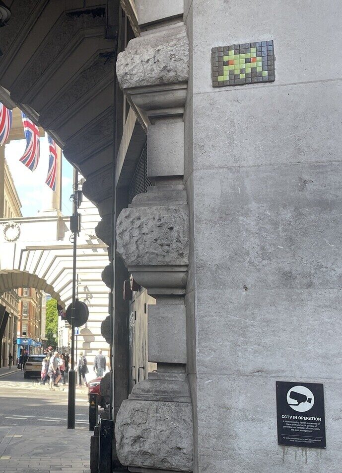LDN_15, Space Invader d'Air Street — Street art de Invader à London