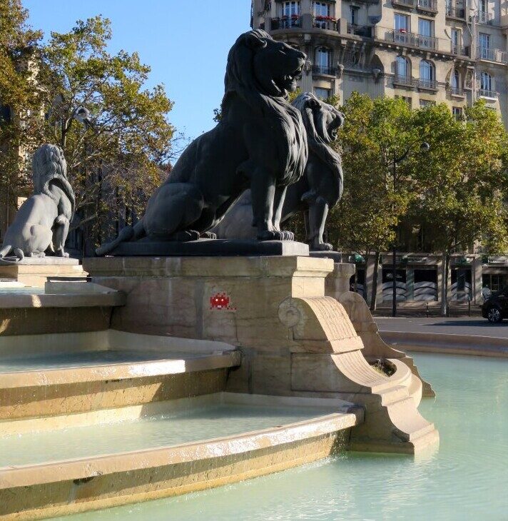 PA_125, Space Invader at the Lions Fountain — Street art by Invader in Paris