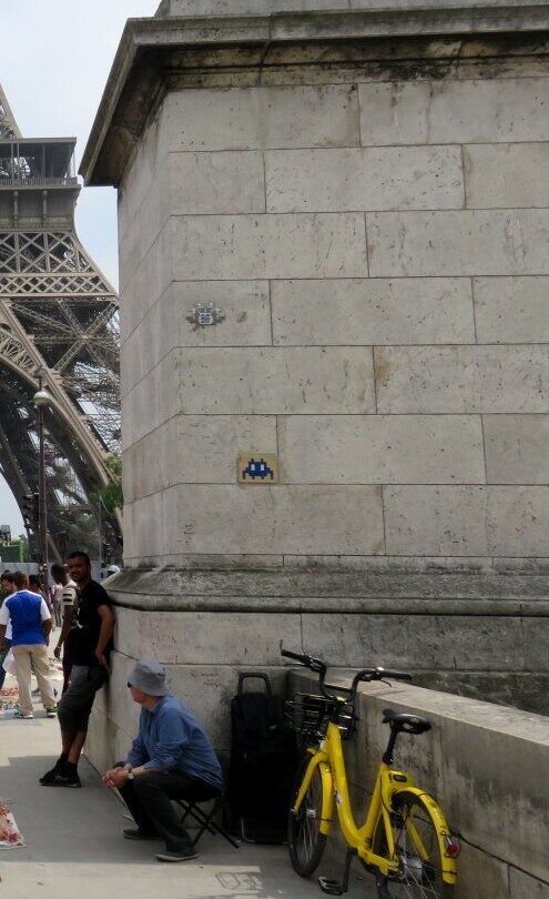 PA_126, Space Invader de la tour Eiffel — Street art de Invader à Paris