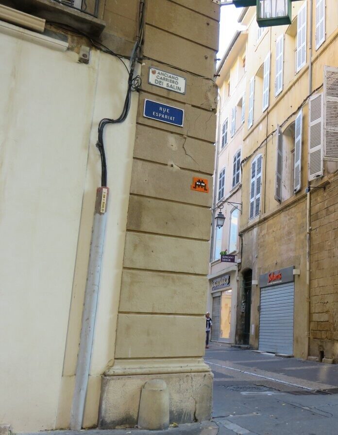 AIX_10, Space Invader de la rue Espariat — Street art de Invader à Aix-en-Provence