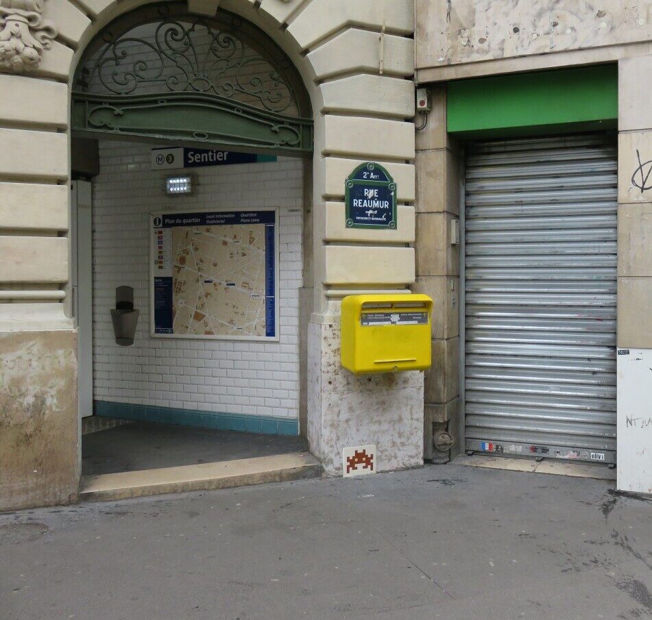 PA_62, Space Invader on Rue de Cléry — Street art by Invader in Paris