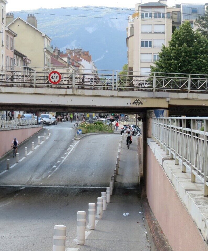 GRN_40, Space Invader on 9 Rue du 4 Septembre — Street art by Invader in Grenoble