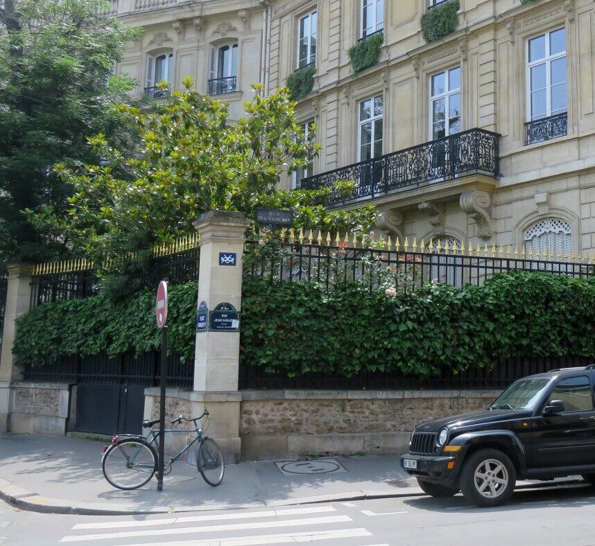 PA_238, Space Invader on 11 bis Rue Jean Goujon — Street art by Invader in Paris