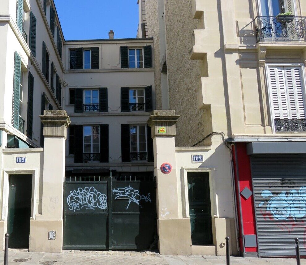 PA_330, Space Invader on 102 Rue du Faubourg Poissonnière — Street art by Invader in Paris