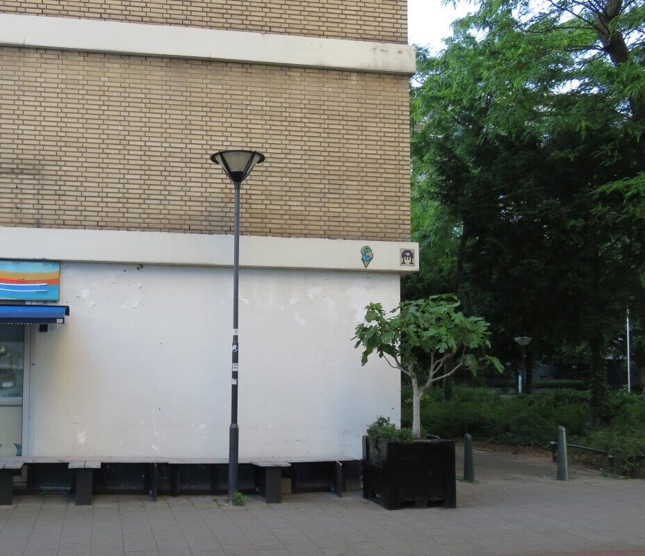 RTD_08, Space Invader on Van Oldenbarneveltplaats 25 — Street art by Invader in Rotterdam