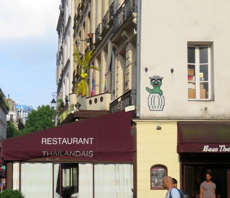 PA_720, Space Invader on Rue de la Ferronnerie — Street art by Invader in Paris