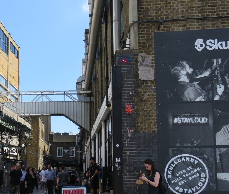 LDN_56, Space Invader de Dray Walk — Street art de Invader à London