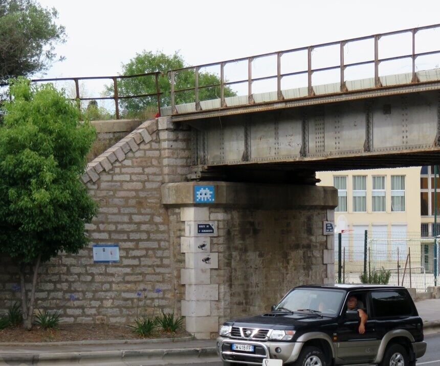 CAZ_34, Space Invader de la D559 — Street art de Invader à Hyères