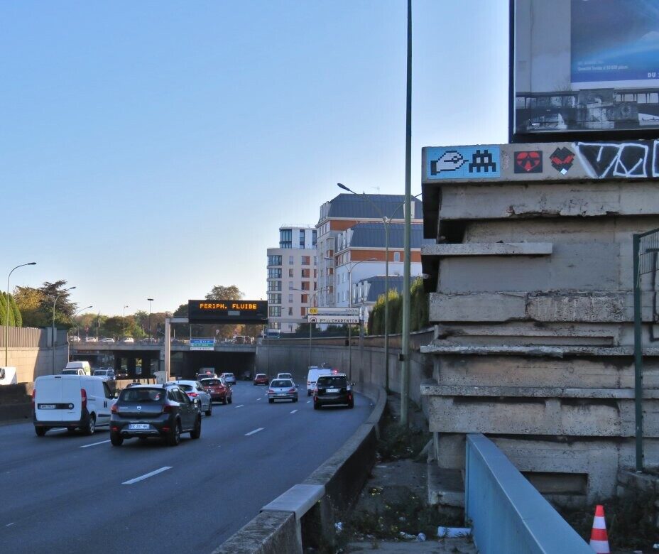 PA_686, Space Invader on Boulevard Périphérique Extérieur — Street art by Invader in Charenton-le-Pont