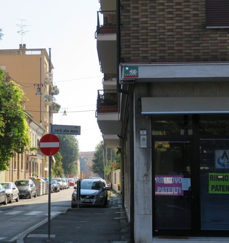 RA_27, Space Invader de Via Corti alle Mura — Street art de Invader à Ravenna