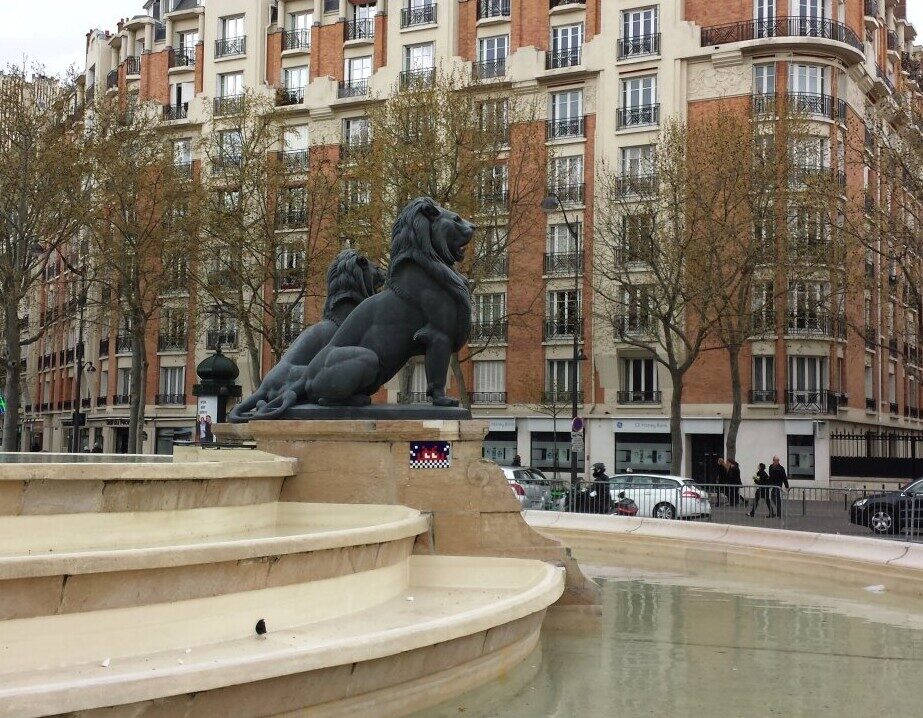 PA_1131, Space Invader de la fontaine aux Lions — Street art de Invader à Paris