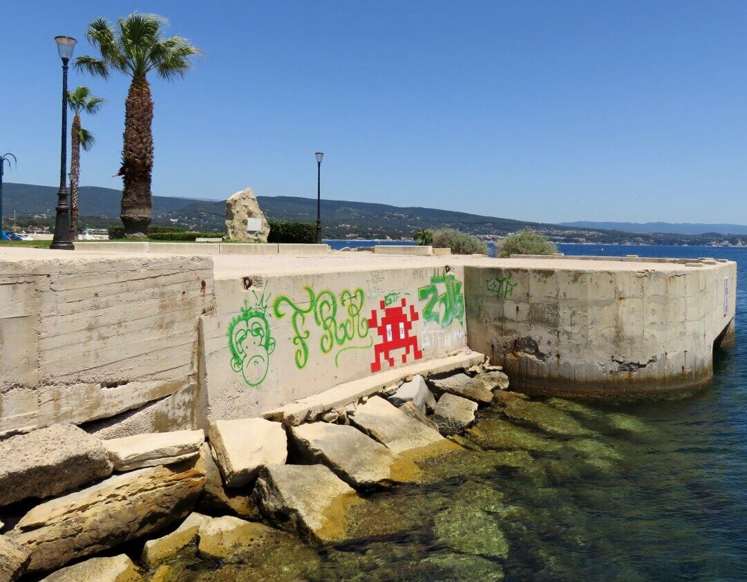 LCT_09, Space Invader in La Ciotat — Street art by Invader in La Ciotat