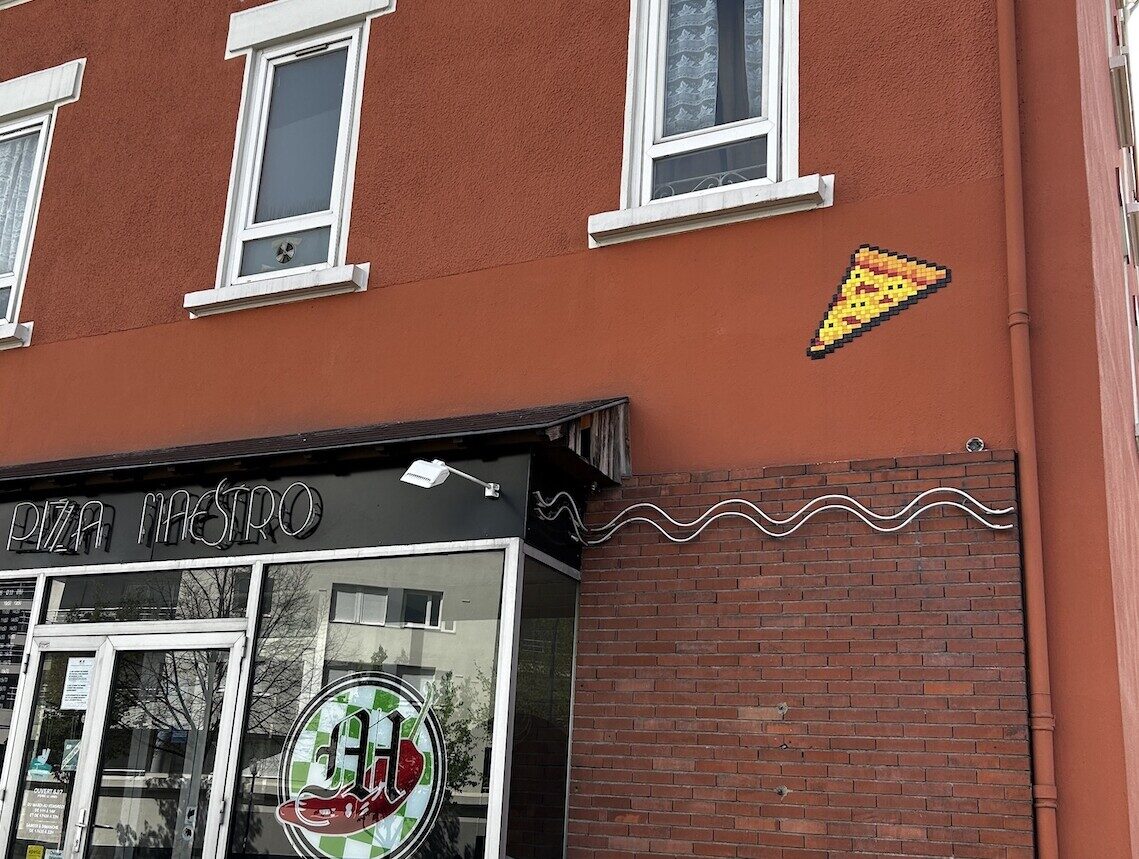 CLR_17, Space Invader de l'avenue des Paulines — Street art de Invader à Clermont-Ferrand
