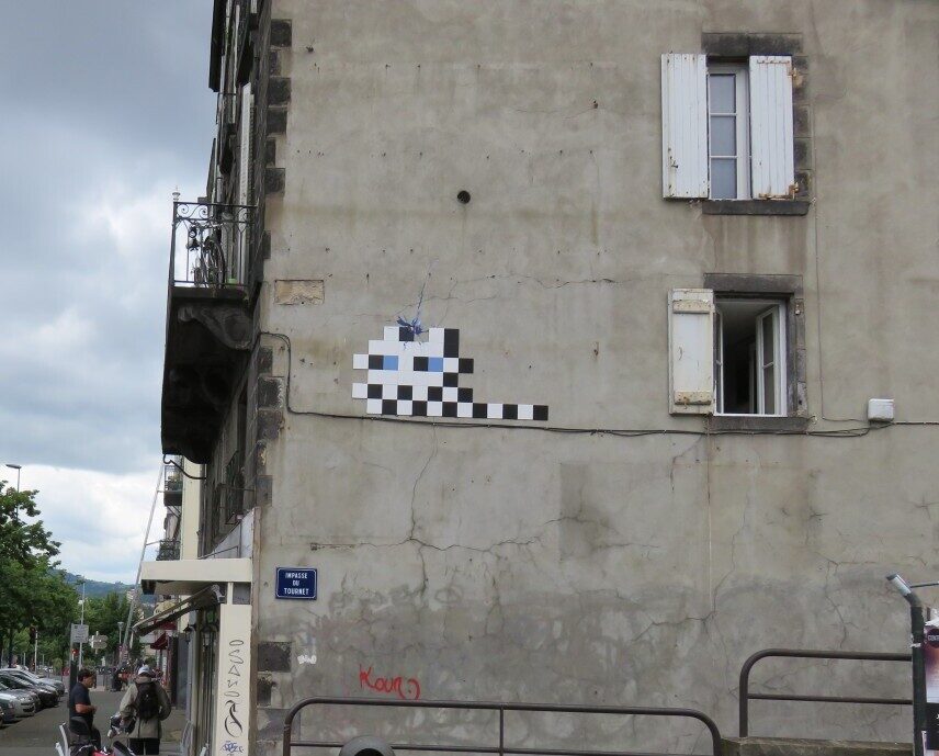 CLR_19, Space Invader de la rue Gilbert Morel — Street art de Invader à Clermont-Ferrand
