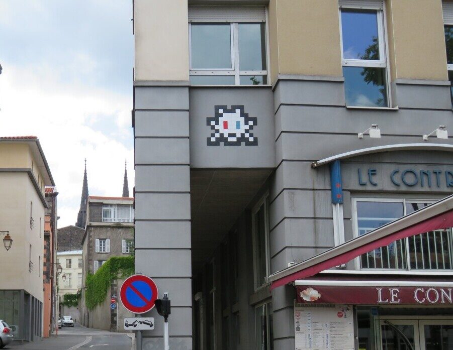 CLR_22, Space Invader de la rue de l'Oratoire — Street art de Invader à Clermont-Ferrand