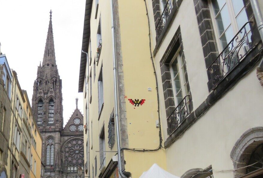 CLR_24, Space Invader de la rue des Gras — Street art de Invader à Clermont-Ferrand