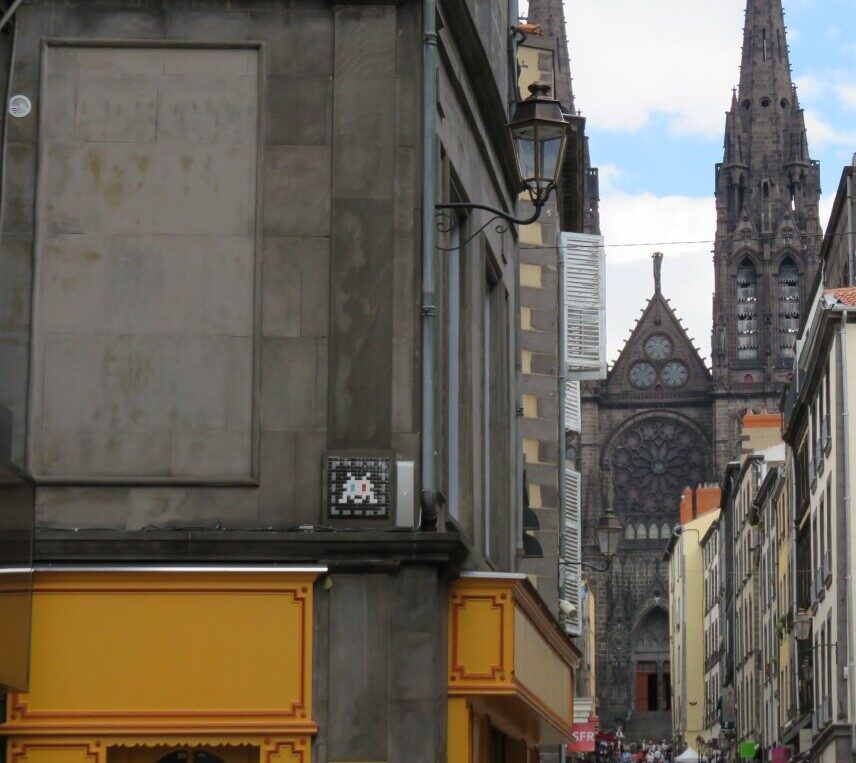 CLR_25, Space Invader de la rue des Gras — Street art de Invader à Clermont-Ferrand