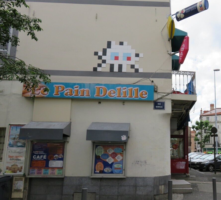 CLR_28, Space Invader de la place Delille — Street art de Invader à Clermont-Ferrand