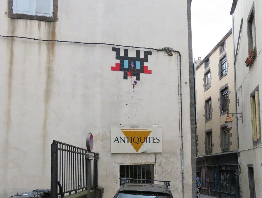CLR_32, Space Invader de la rue Savaron — Street art de Invader à Clermont-Ferrand